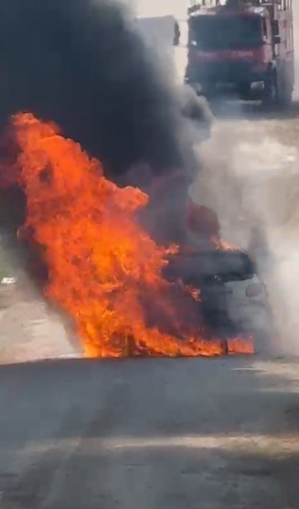 ANTALYA’DA SEYİR HALİNDEKİ OTOMOBİL ALEV TOPUNA DÖNDÜ