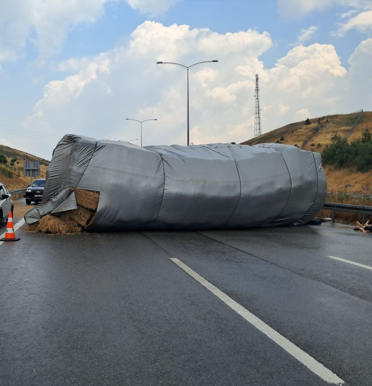 BALIKESİR’DE SAMAN YÜKLÜ TIR DEVRİLDİ, OTOYOL TRAFİĞE KAPANDI