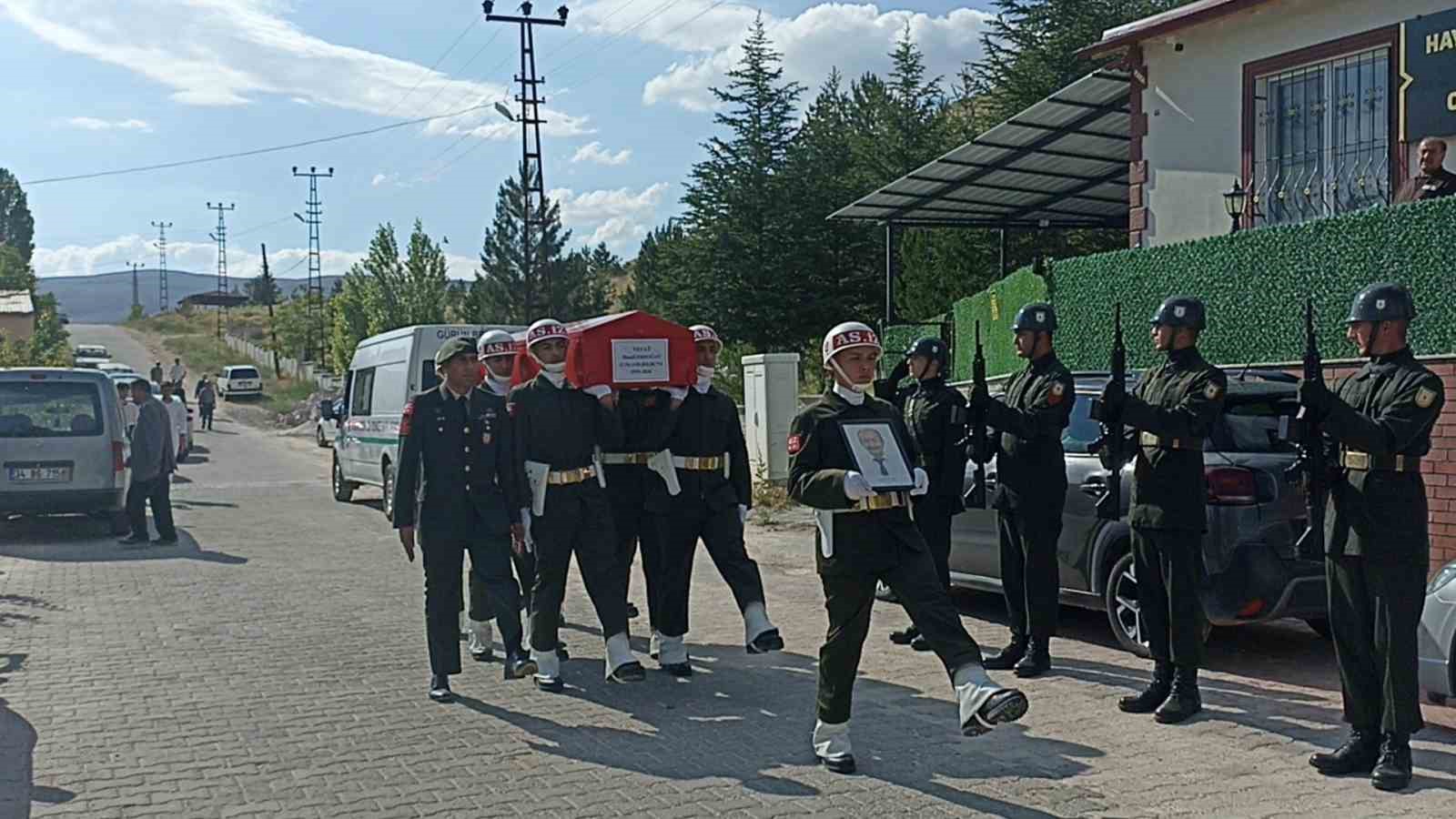 KALP KRİZİ SONUCU HAYATINI KAYBEDEN EMEKLİ ASKER, SON YOLCULUĞUNA UĞURLANDI