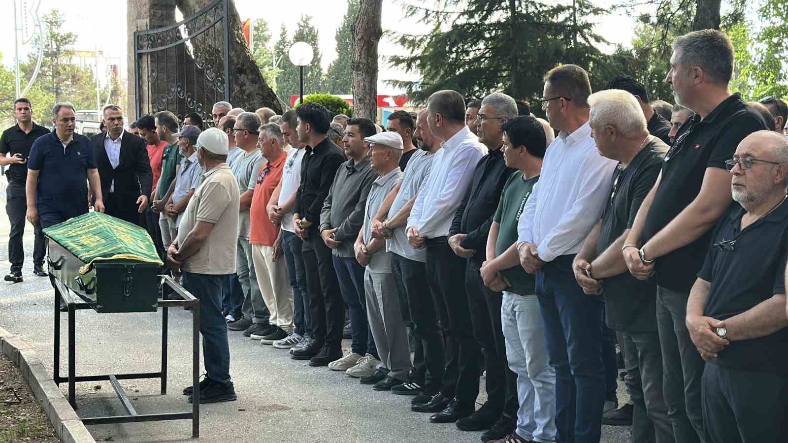 DİŞ TEDAVİSİ İÇİN GİTTİĞİ HASTANEDE HAYATINI KAYBEDEN 8 YAŞINDAKİ KIZ SON YOLCULUĞUNA UĞURLANDI