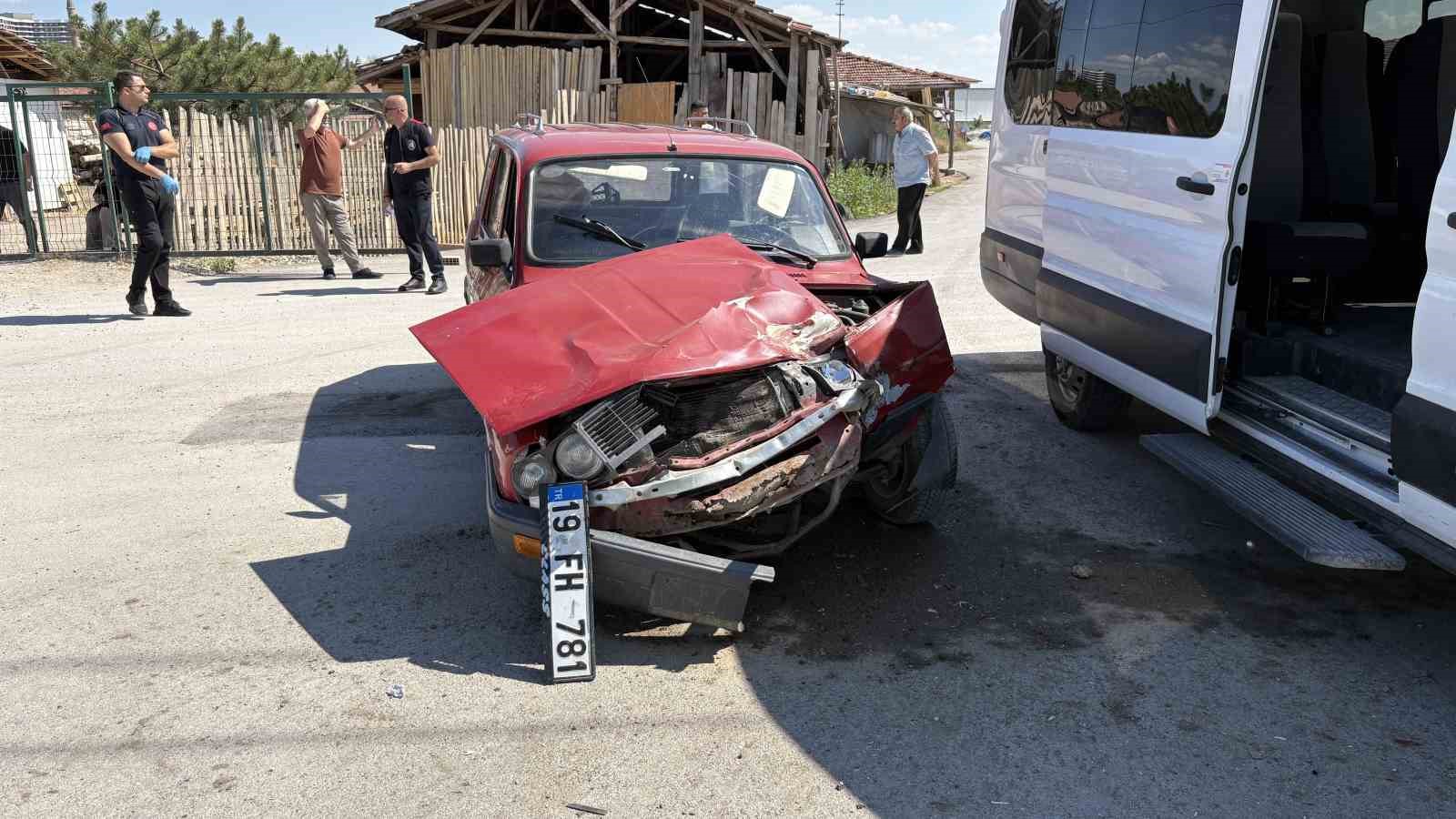 ÇORUM’DA MİNİBÜS İLE OTOMOBİL ÇARPIŞTI: 2 YARALI