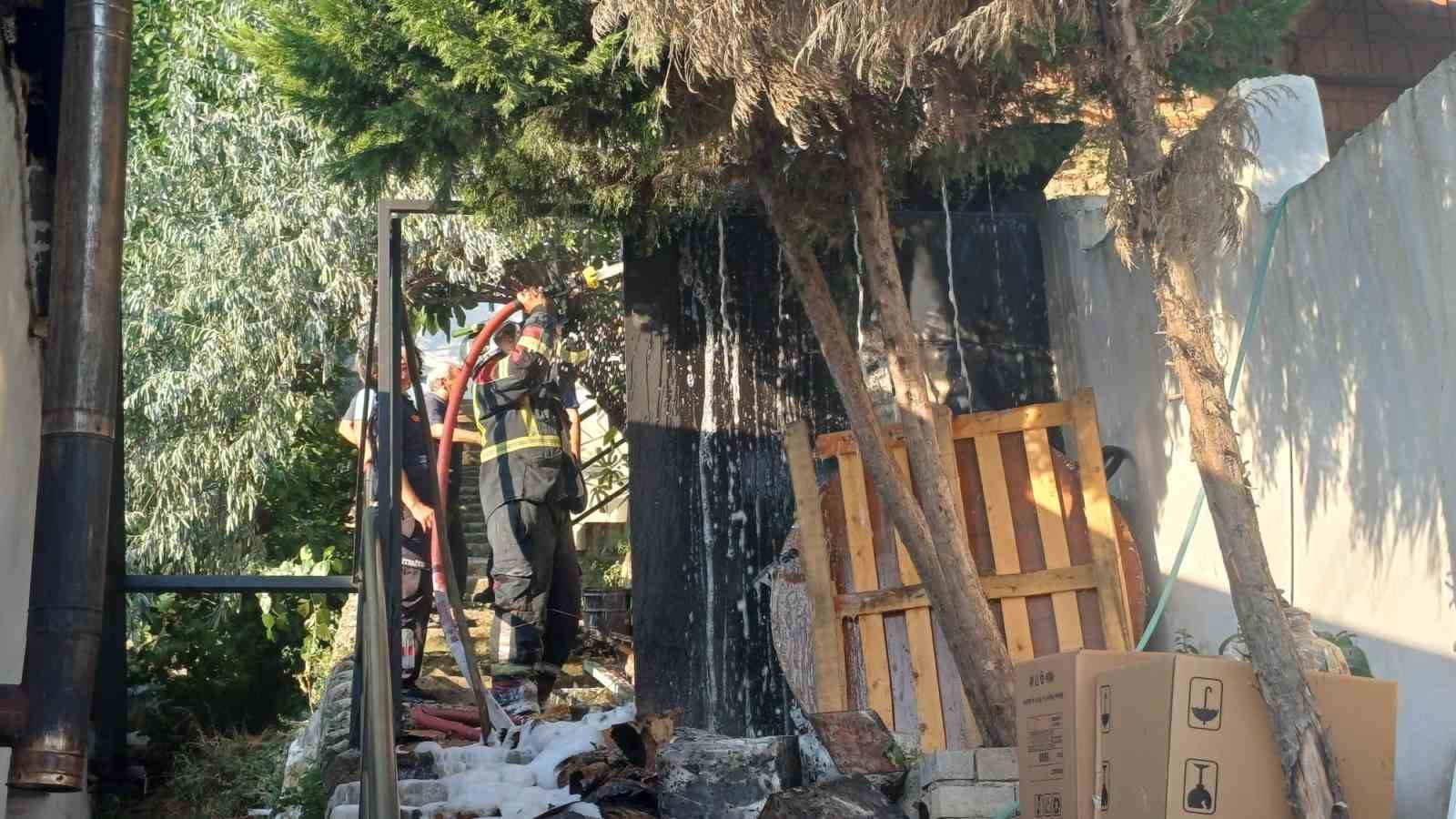 EVİN HURDALIK BÖLÜMÜNDE ÇIKAN YANGIN EKİPLERİ HAREKETE GEÇİRDİ