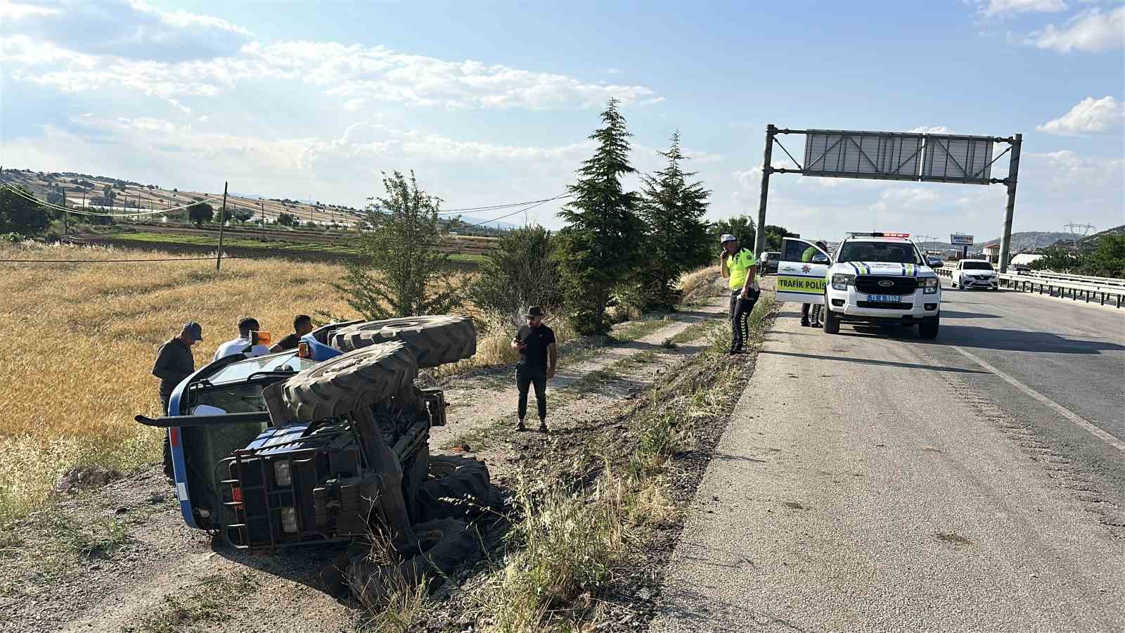 KONTROLDEN ÇIKAN TRAKTÖR ŞARAMPOLE DEVRİLDİ: 1 YARALI