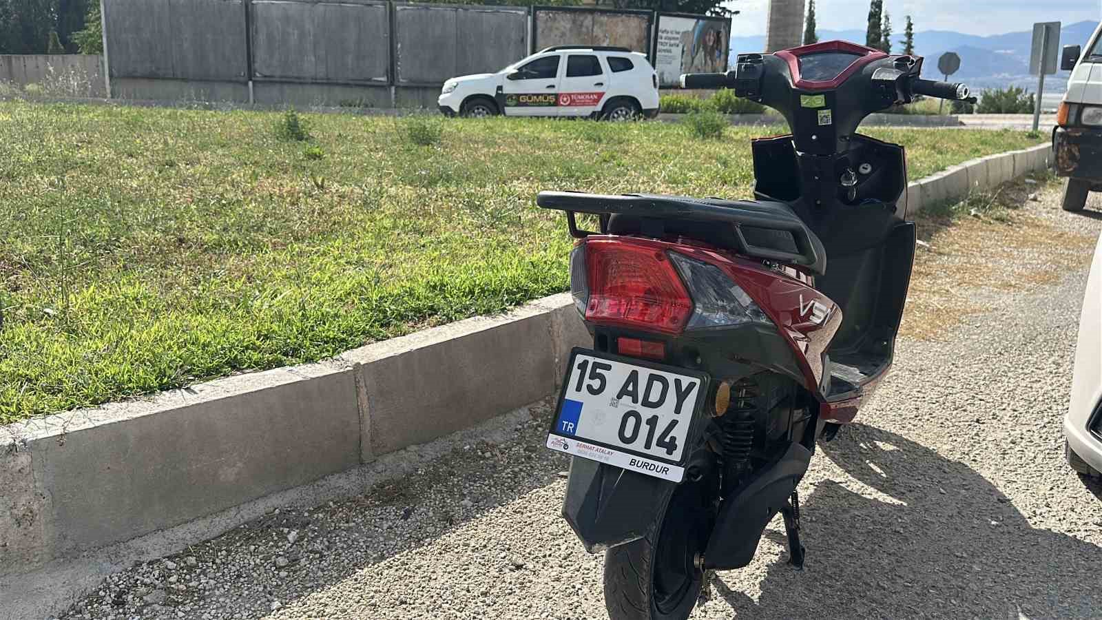 KONTROLDEN ÇIKAN MOTOSİKLET DEVRİLDİ, SÜRÜCÜ YARALANDI