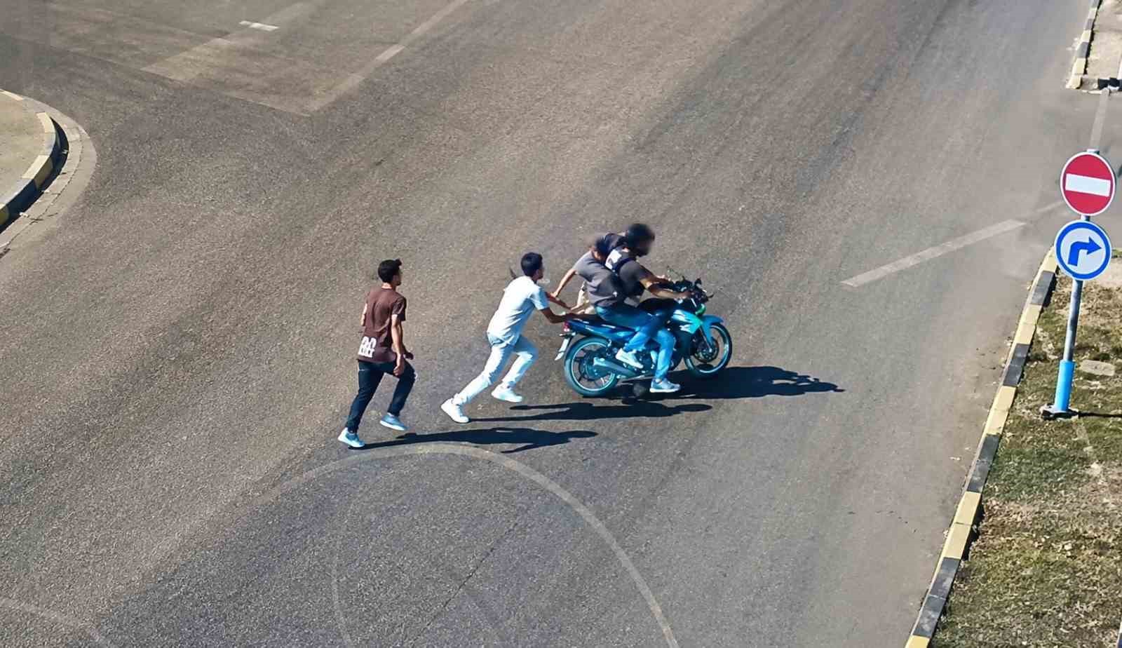 DÜZCE’DE MOTOSİKLET ÇALAN 4 KİŞİ YAKALANDI
