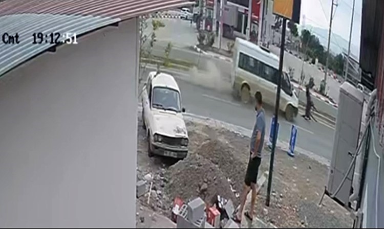 OSMANİYE’DE MİNİBÜS BAŞIBOŞ ATA ÇARPTI