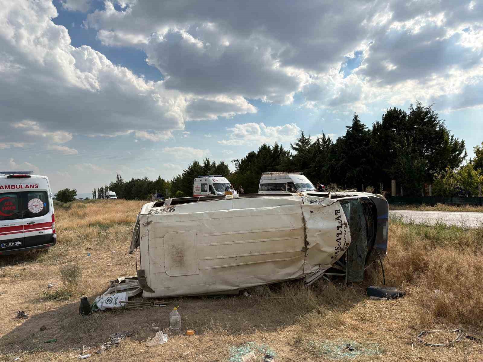 TARIM İŞÇİLERİNİ TAŞIYAN MİNİBÜS DEVRİLDİ: 17 YARALI