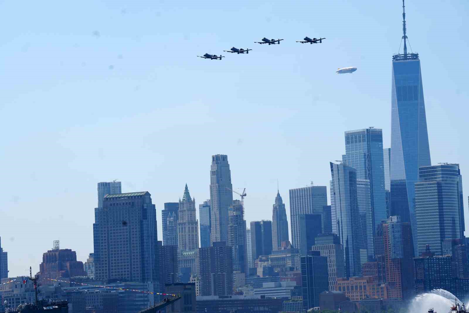 ABD’NİN BAĞIMSIZLIĞININ 250. YILI NEW YORK’TA HAVA VE DENİZ TÖRENLERİYLE KUTLANDI