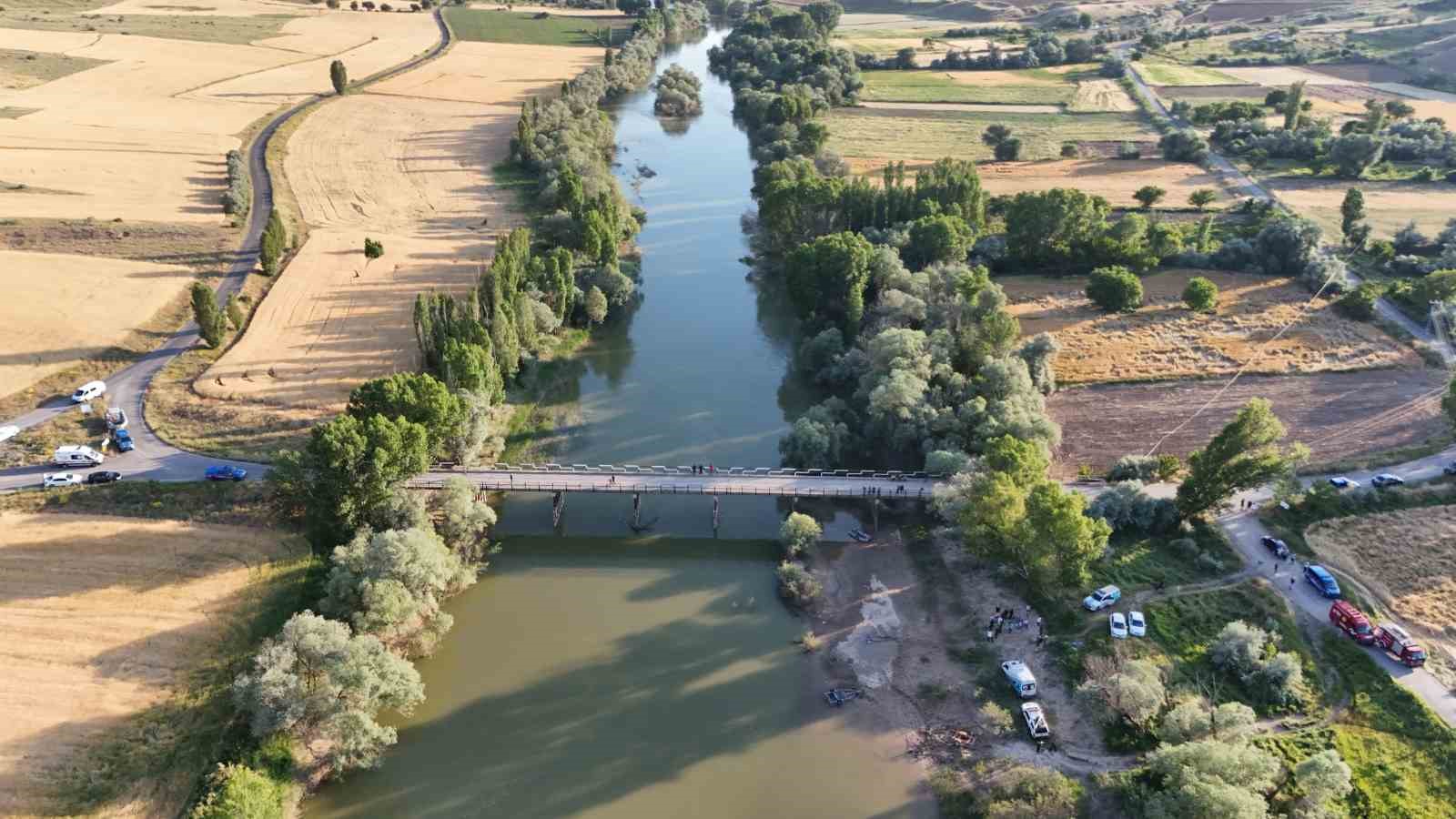 KIZILIRMAK NEHRİ’NDE ÇIRPINAN ÇOCUĞUNU KURTARMAK İÇİN SUYA GİREN BABA KAYBOLDU
