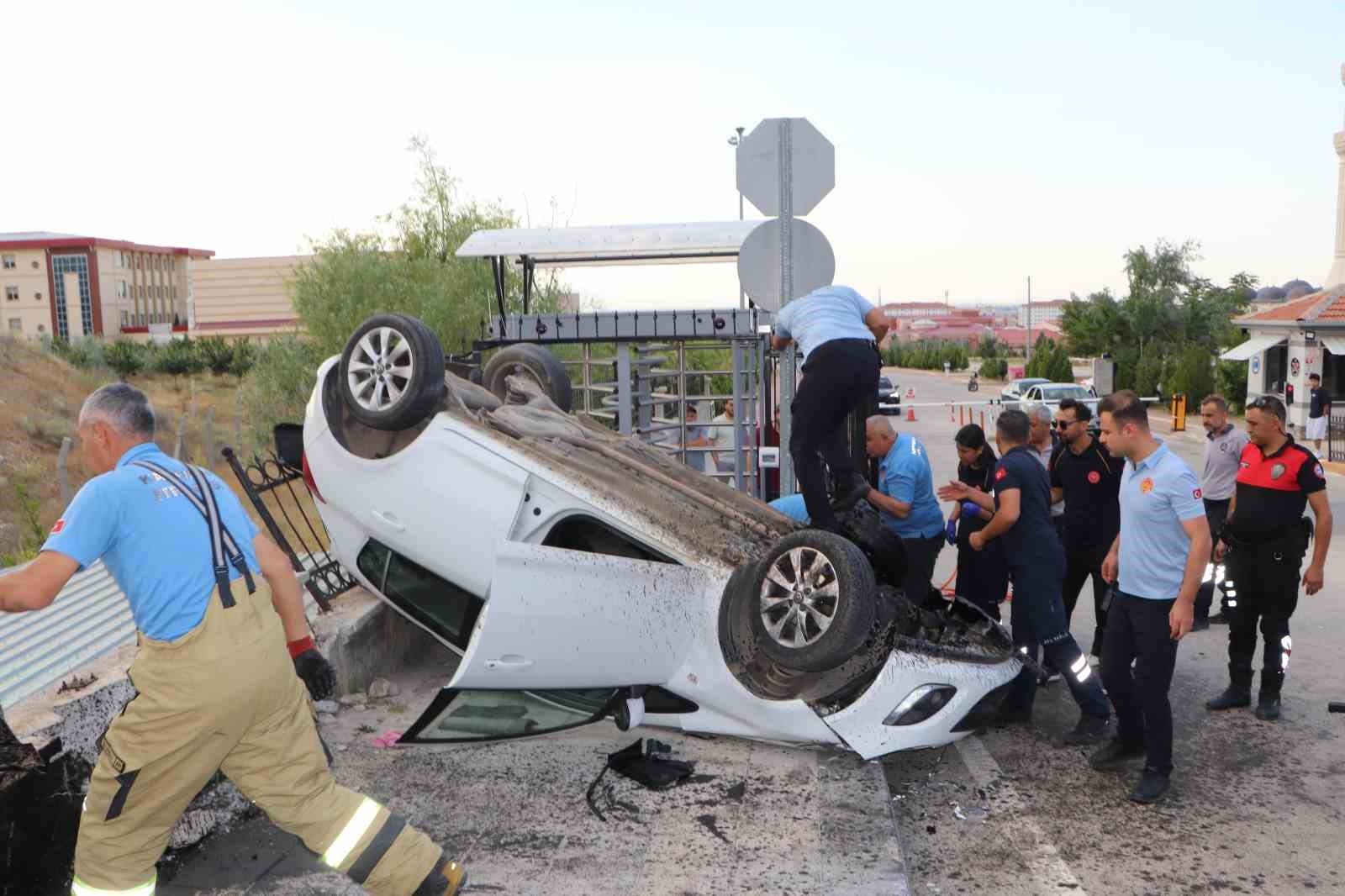 KARAMAN’DA TAKLA ATAN OTOMOBİLDEKİ 4 ÜNİVERSİTE ÖĞRENCİSİ YARALANDI