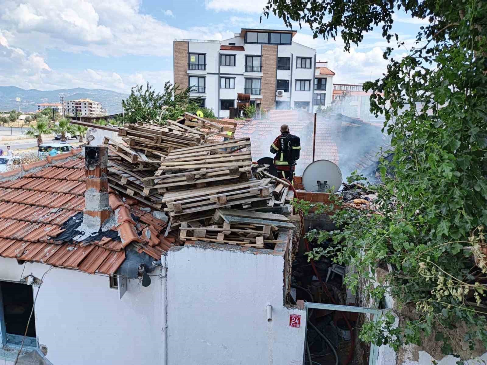BURHANİYE’DE YANAN EVDE MAHSUR KALAN VATANDAŞI İTFAİYE KURTARDI