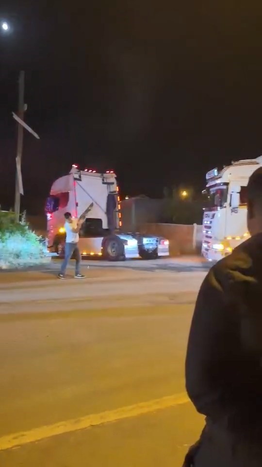 ELAZIĞ’DA DÜĞÜN KONVOYUNDA POMPALI TÜFEKLE HAVAYA ATEŞ AÇAN ŞAHIS KAMERADA