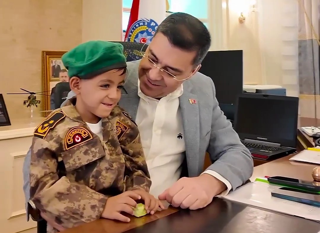 POLİS HELİKOPTERİNE BAYRAK SALLAYAN ÇOCUĞA BİSİKLET HEDİYE EDİLDİ