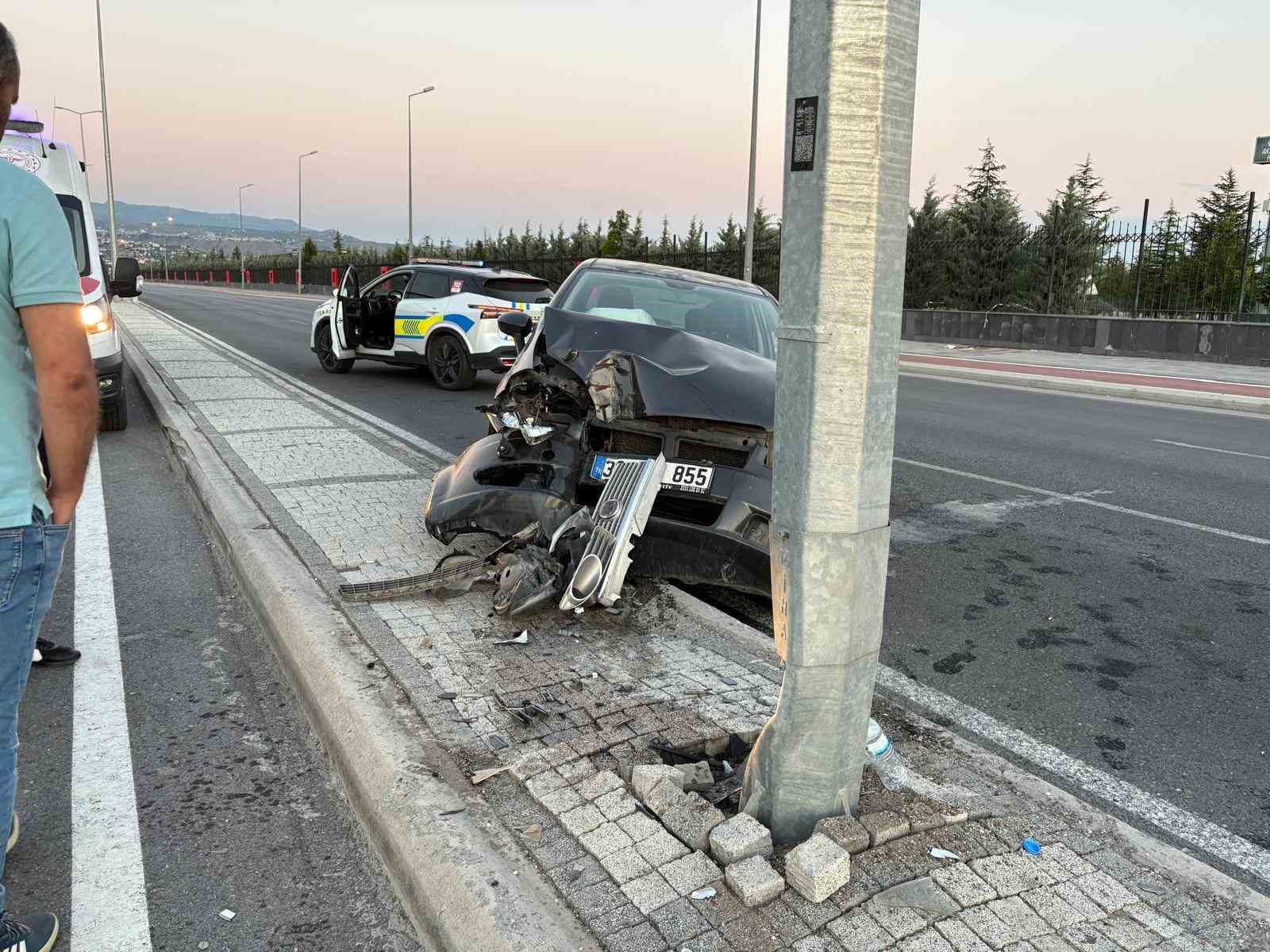 KAYSERİ’DE OTOMOBİL AYDINLATMA DİREĞİNE ÇARPTI: 1 YARALI