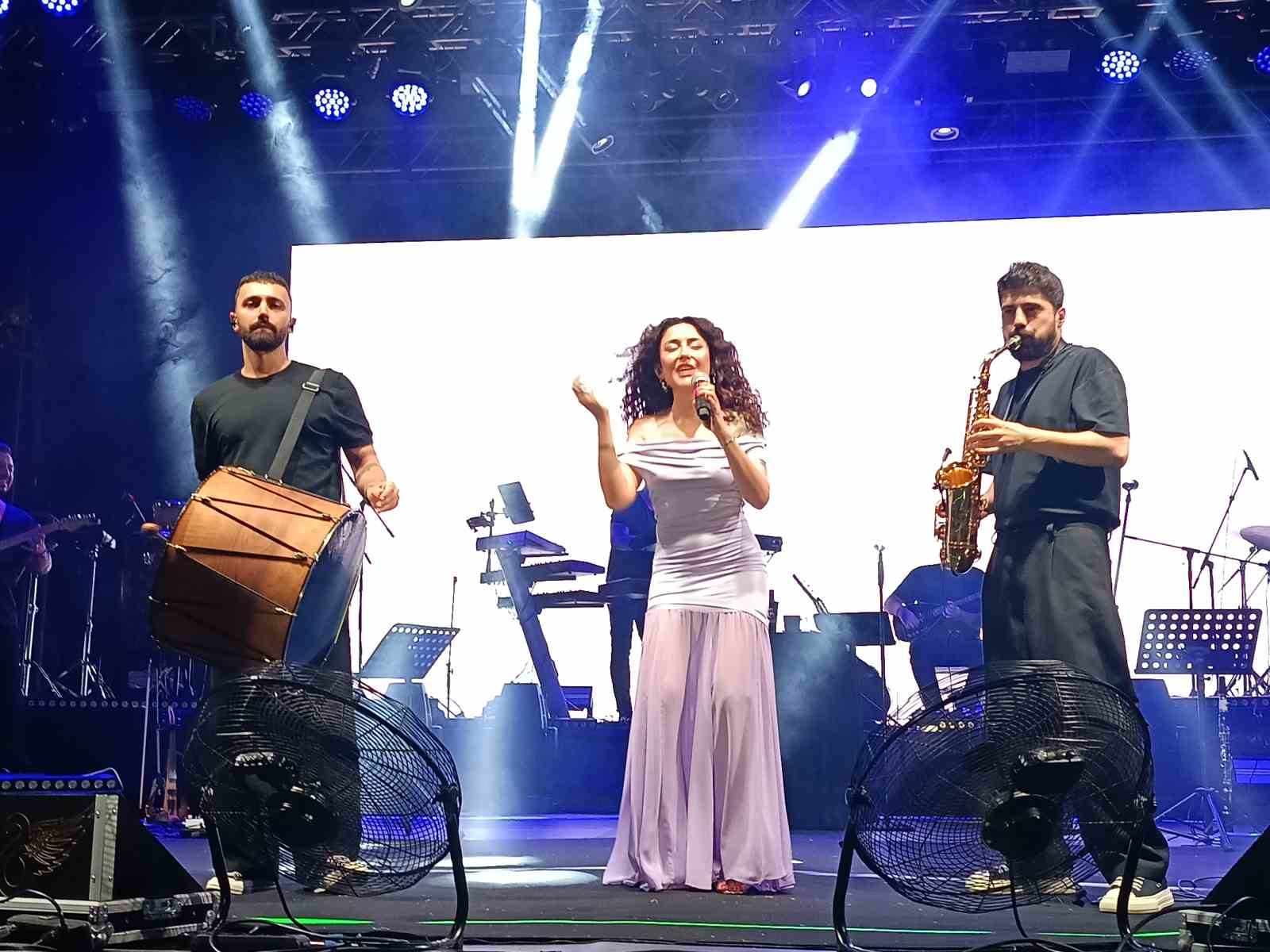 EDİRNE’DE 665’İNCİ TARİHİ KIRKPINAR YAĞLI GÜREŞ FESTİVALİ’NDE MELEK MOSSO SAHNE ALDI