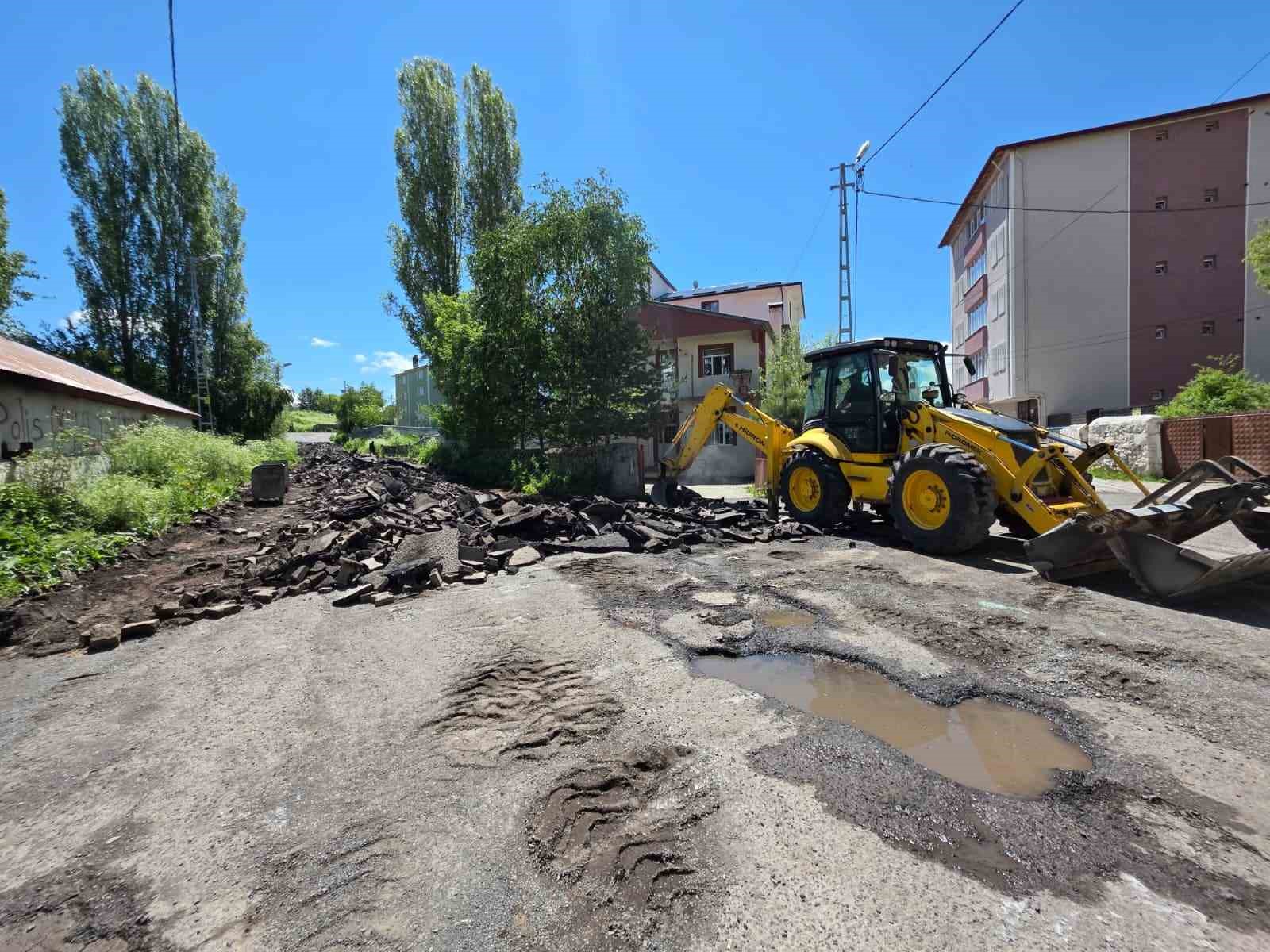 BOZULAN ASFALT YOLLAR BAŞTAN SONA YENİLENİYOR