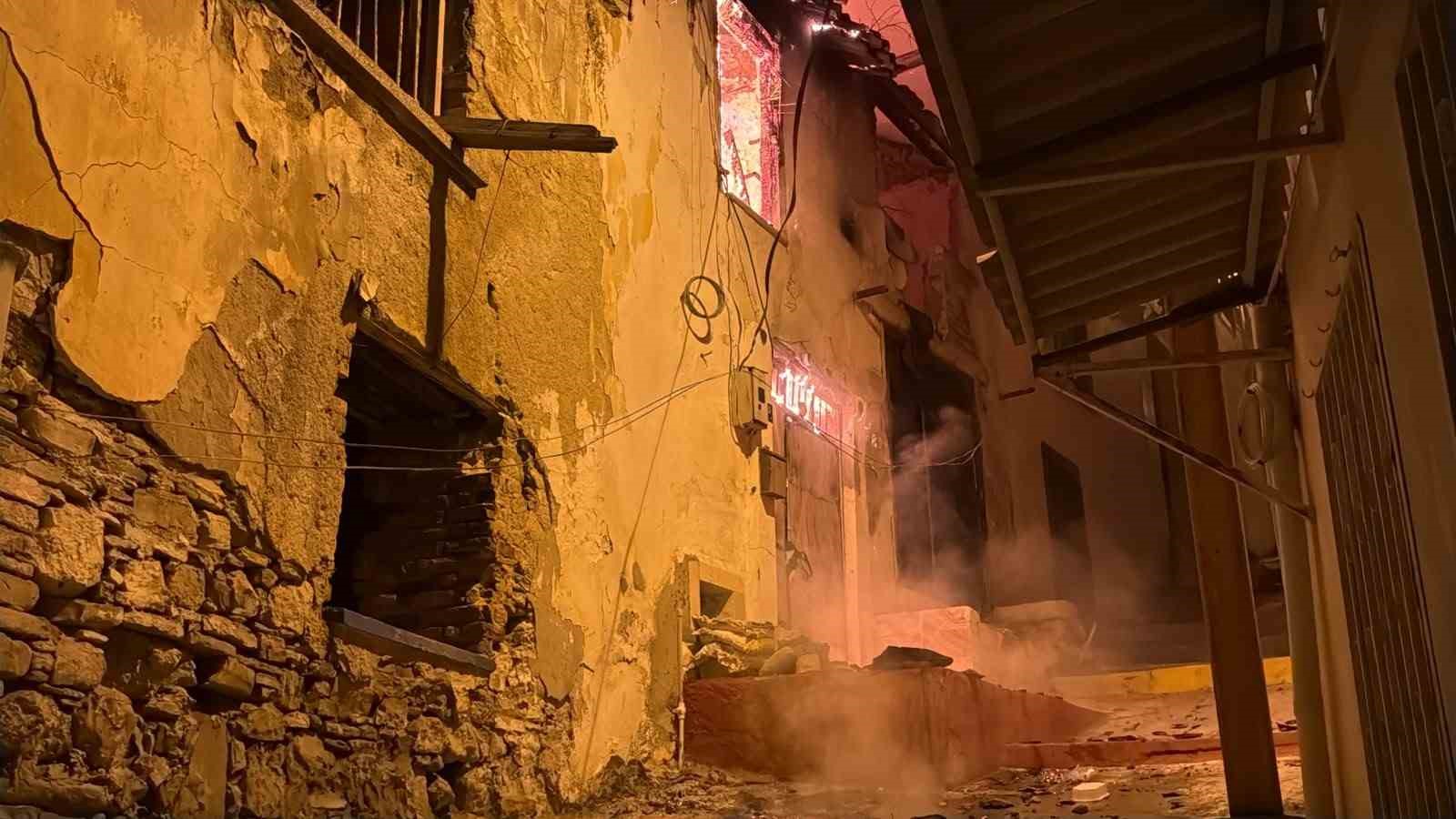 KUŞADASI’NDA GECE YARISI KORKUTAN YANGIN: YANLIŞ PARKLAR İTFAİYEYİ GECİKTİRDİ