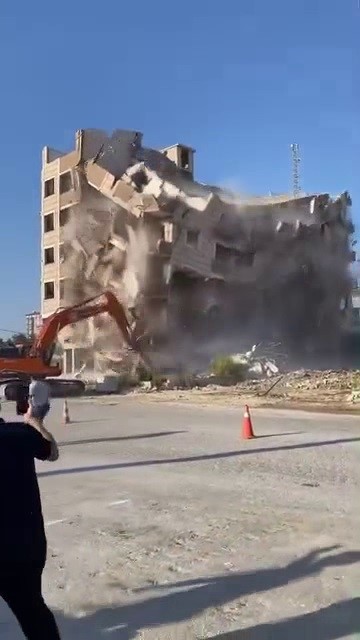 İŞ MAKİNESİNİN DARBESİYLE 6 KATLI BİNA YERLE BİR OLDU