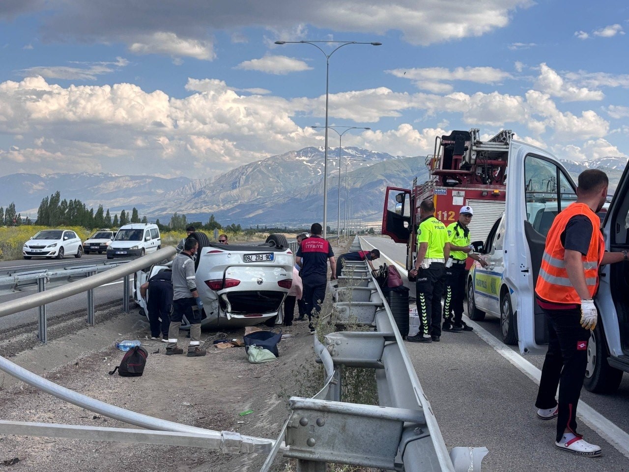 ERZİNCAN’DA TERS DÖNEN OTOMOBİLİN SÜRÜCÜSÜ KAZAYI YARA ALMADAN ATLATTI