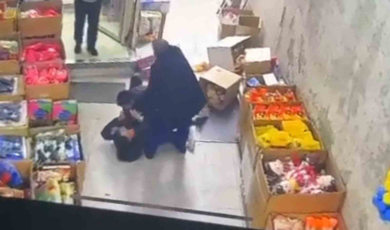 KOMŞU ESNAFIN MÜŞTERİ KAPMA KAVGASI KAMERADA