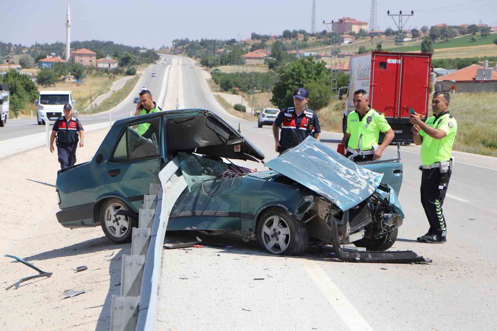 TOFAŞ BARİYERLERE OK GİBİ SAPLANDI: 1 YARALI