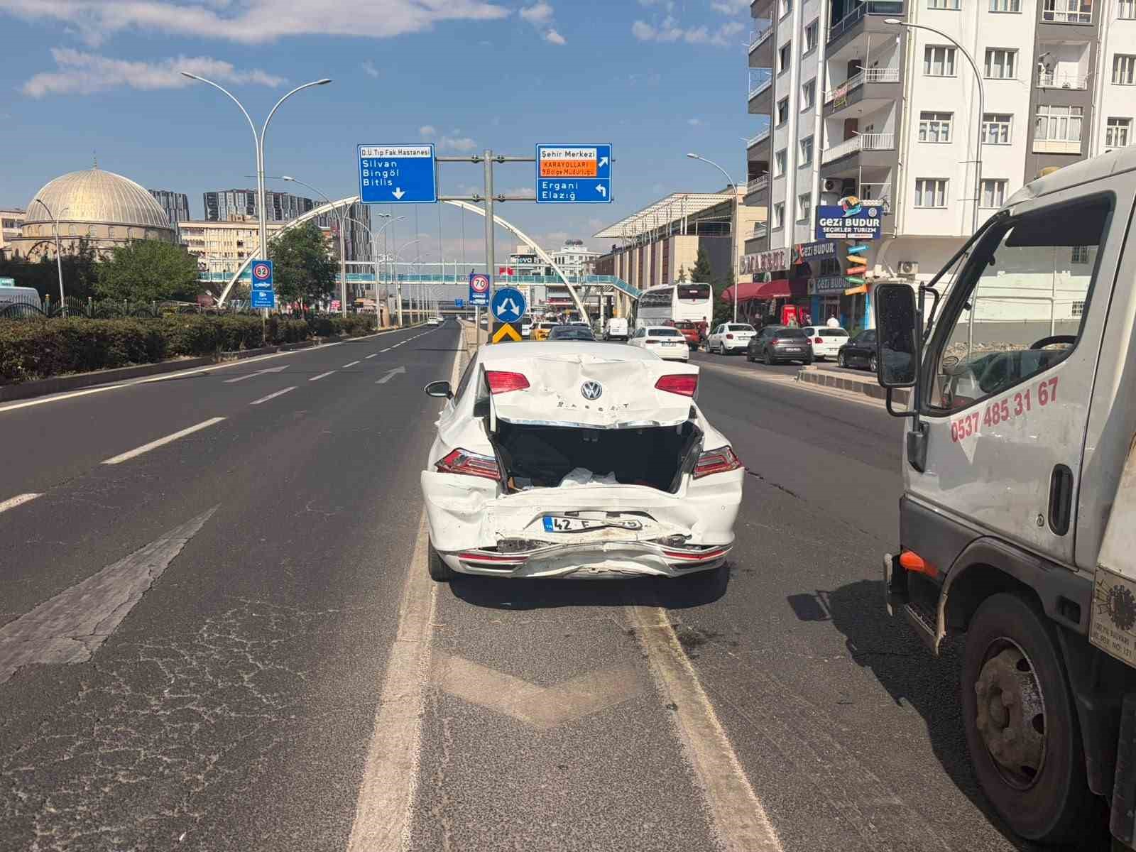 DİYARBAKIR’DA TRAFİK KAZASI: 7 AYLIK HAMİLE SÜRÜCÜ ŞOKA GİRDİ