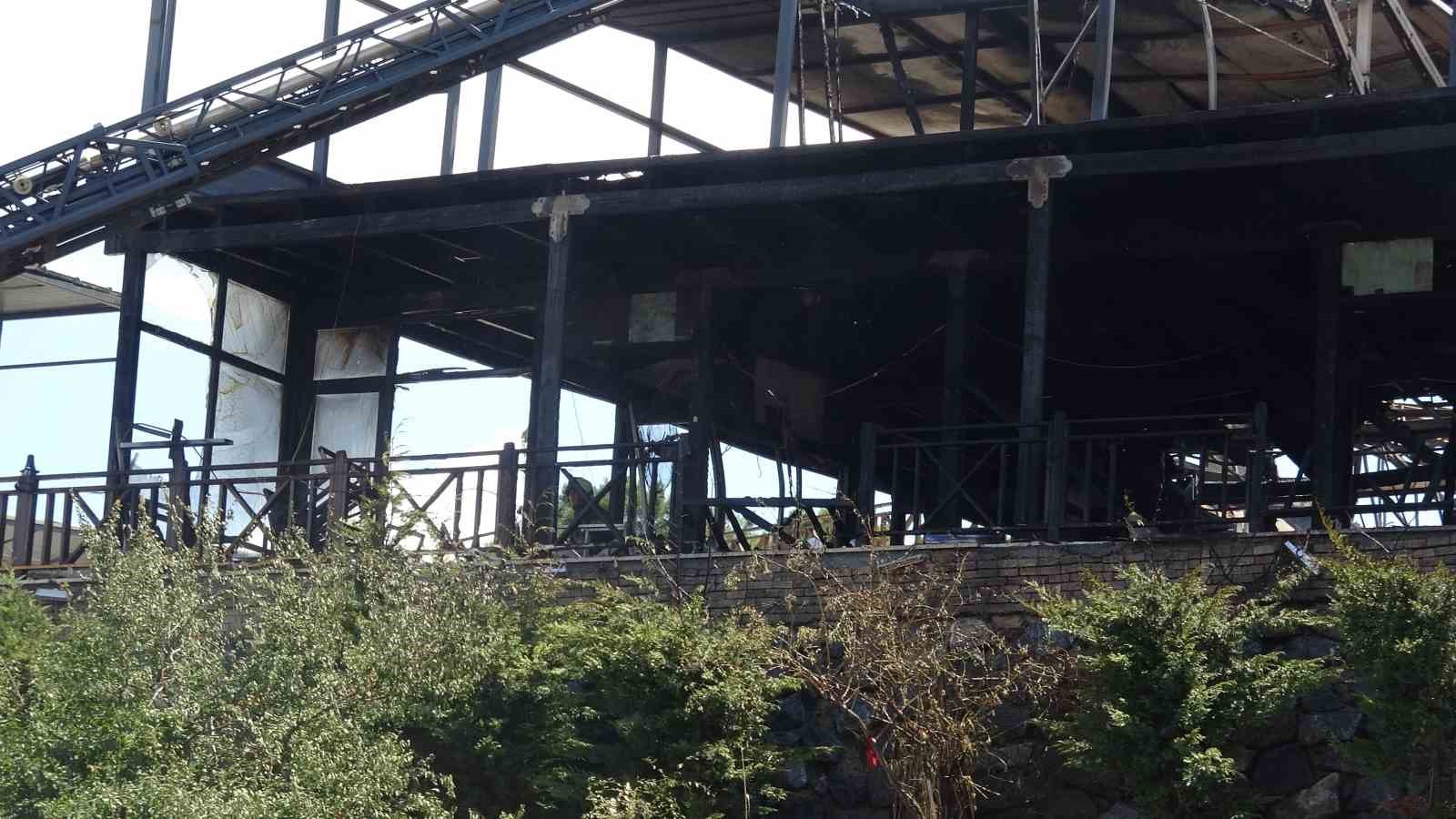 MALTEPE’DE KORKUTAN YANGIN: RESTORAN KULLANILAMAZ HALE GELDİ