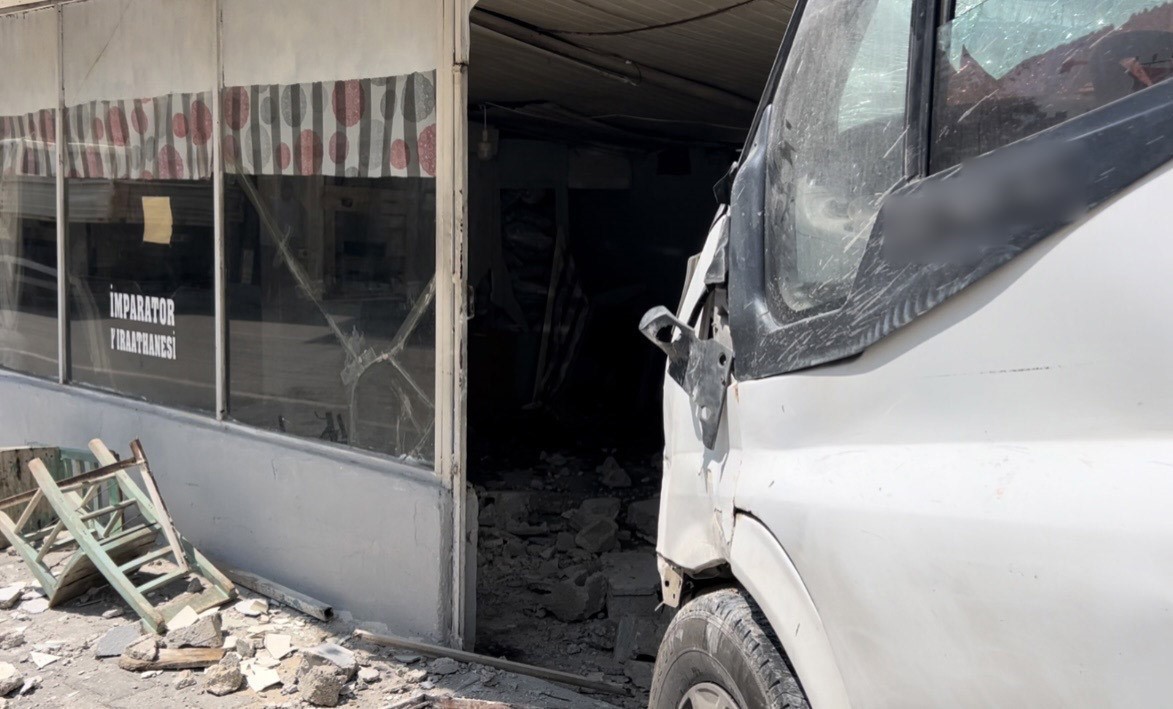 PİKAPLA ÇARPIŞAN MİNİBÜS KIRAATHANEYE DALDI: 1 ÖLÜ, 3 YARALI