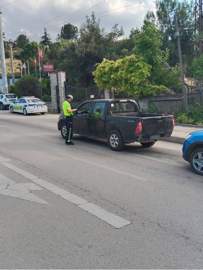 BİLECİK’TE 1 ARANAN ŞAHIS YAKALANIRKEN 7 ARAÇ TRAFİKTEN MEN EDİLDİ