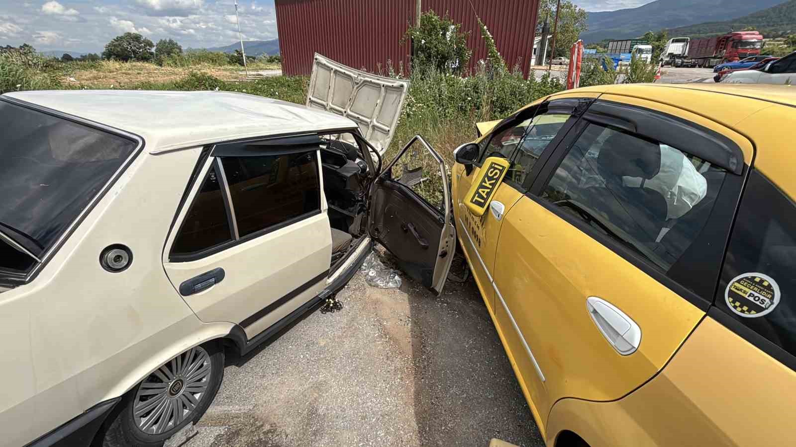 BOLU’DA TİCARİ TAKSİ İLE OTOMOBİL ÇARPIŞTI: 5 YARALI