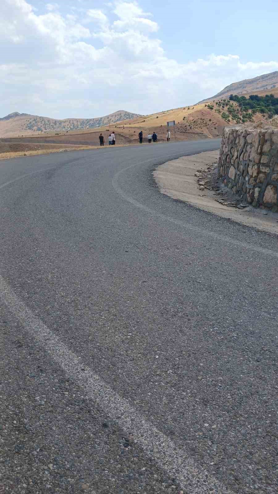 SİİRT’TE ŞARAMPOLE DEVRİLEN KAMYONETTEKİ 3 KİŞİ YARALANDI