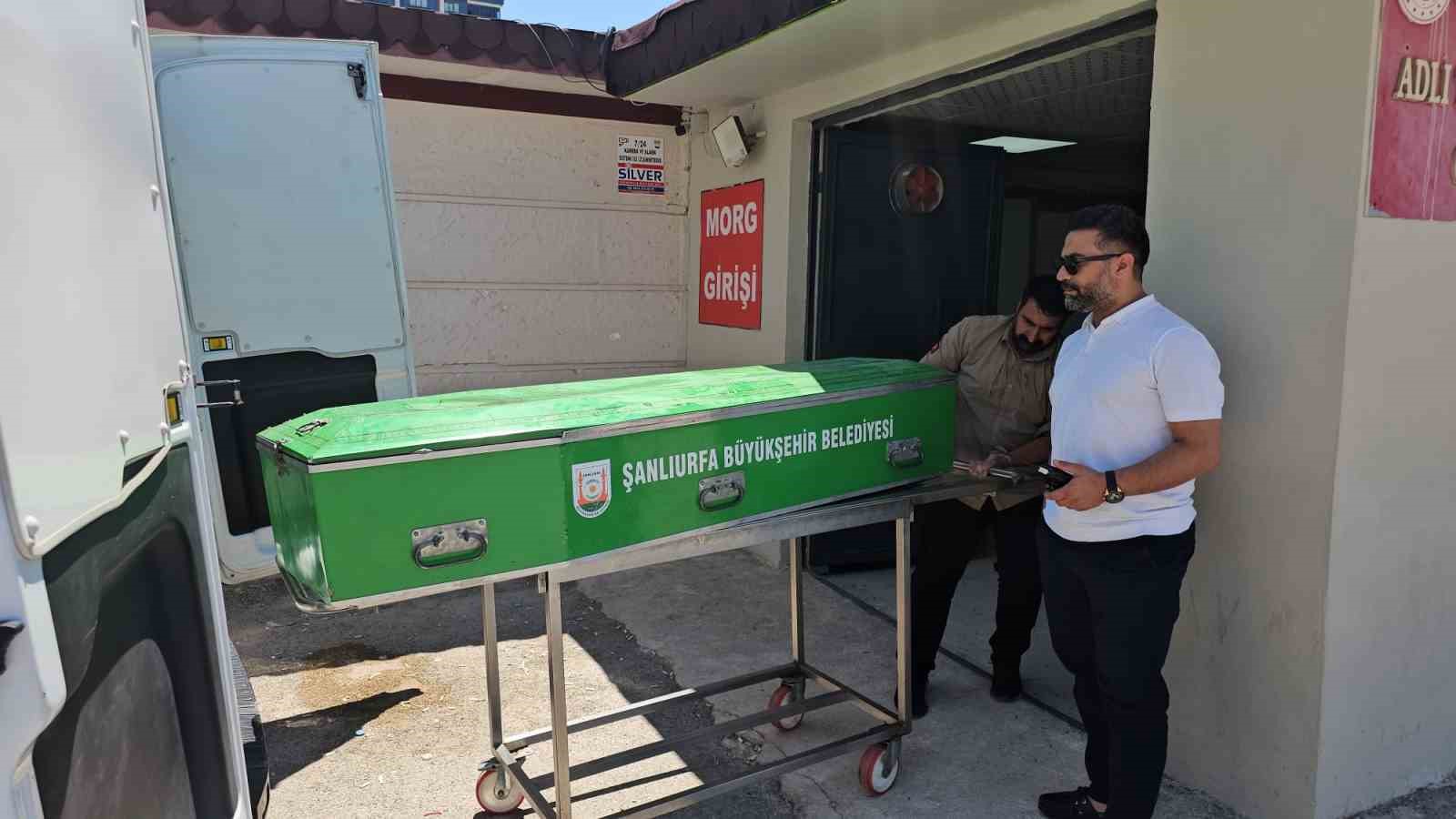 BOŞ ARAZİDE BATTANİYEYE SARILI ERKEK CESEDİ BULUNDU