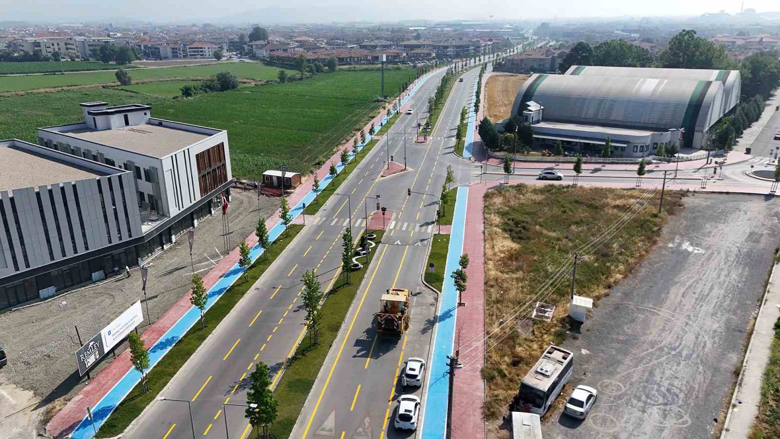 BÜYÜKŞEHİR, YOL ÇİZGİLERİNİ YENİLEYEREK GÜVENLİ ULAŞIMI GÜÇLENDİRİYOR