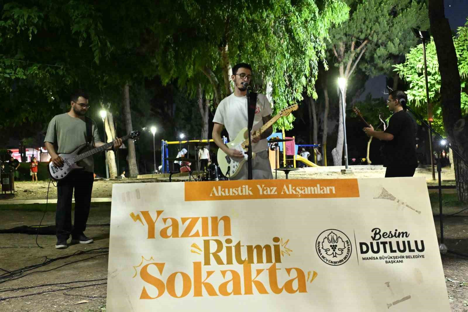 ’AKUSTİK YAZ AKŞAMLARI’ MANİSALILARA MÜZİK DOLU BİR HAFTA SONU YAŞATTI