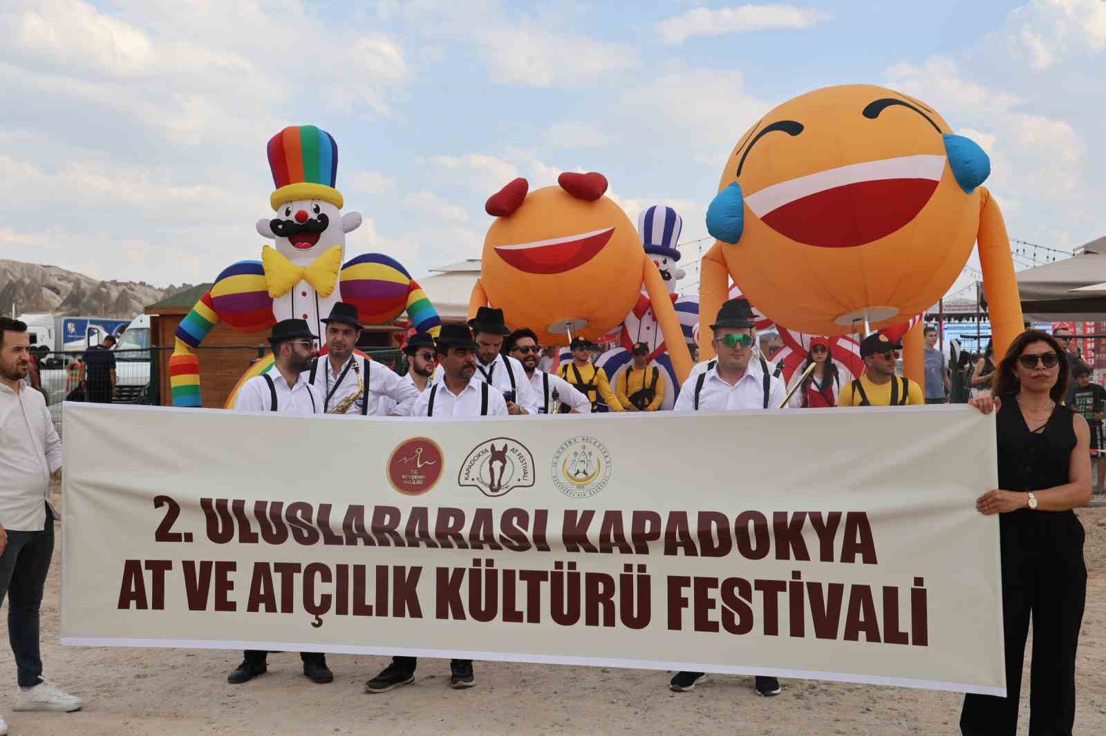 KAPADOKYA’DA GÜZELLİKLERİYLE BÜYÜLEYEN ATLAR PODYUMA ÇIKTI