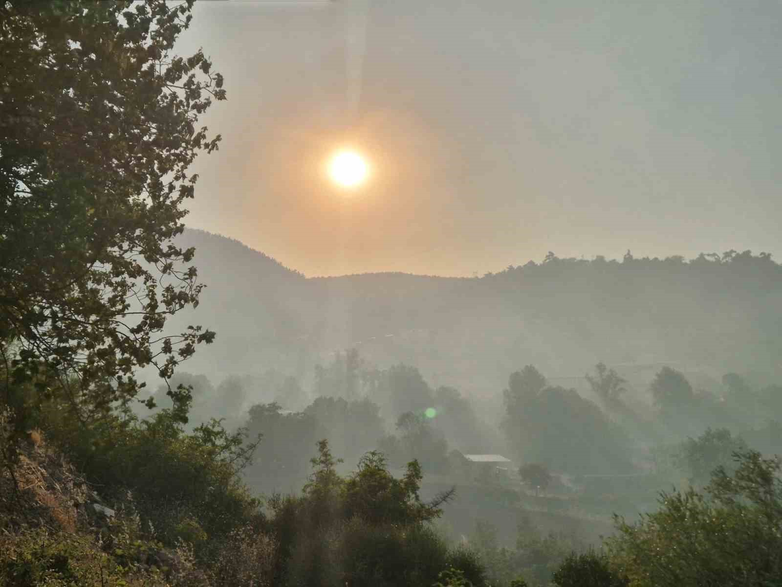 BALIKESİR’DEKİ YANGINDA GÖKYÜZÜNÜ DUMANLAR KAPLADI