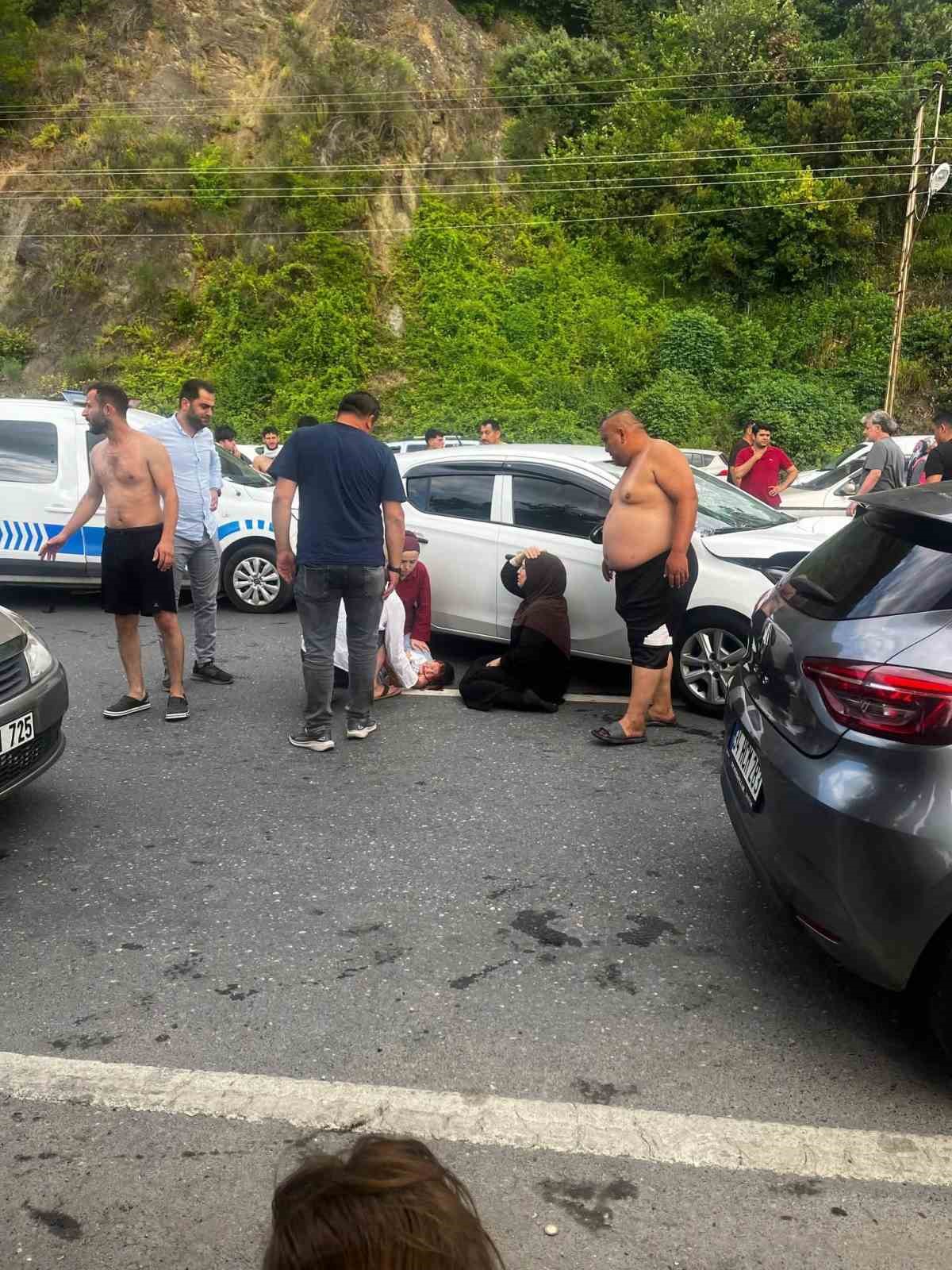 YOLUN KARŞISINA GEÇERKEN OTOMOBİLİN ÇARPTIĞI BABA VE OĞLU AĞIR YARALANDI
