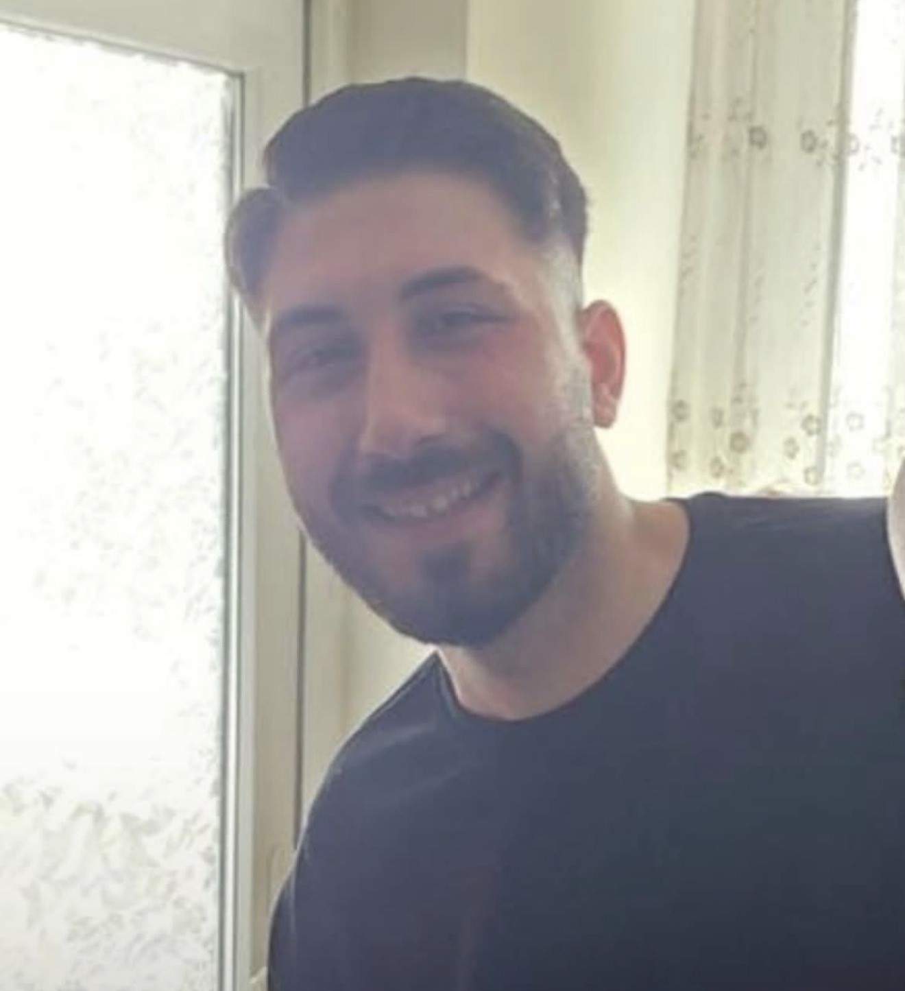 MOTOSİKLET PARK HALİNDEKİ OTOMOBİLE ÇARPTI: 1 ÖLÜ