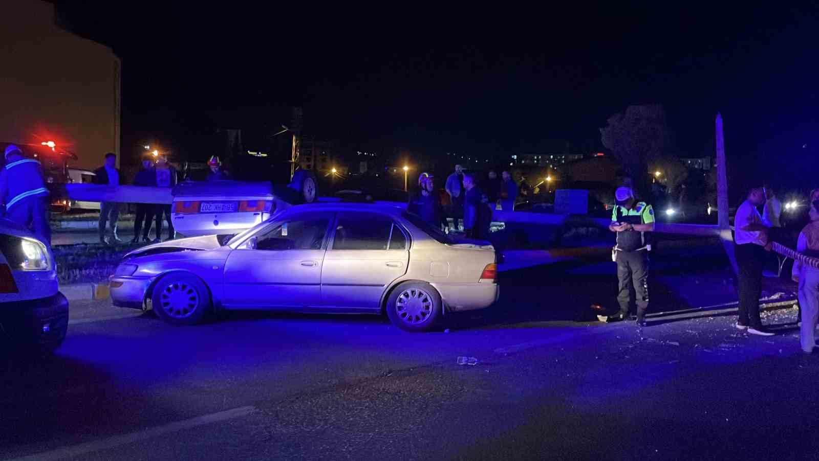 SİVAS’TA İKİ OTOMOBİL ÇARPIŞTI: 2’Sİ ÇOCUK 5 YARALI