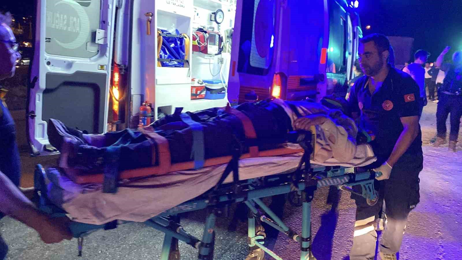 KASTAMONU’DA TOFAŞ MARKA OTOMOBİL TIRA ÇARPTI: 5 YARALI