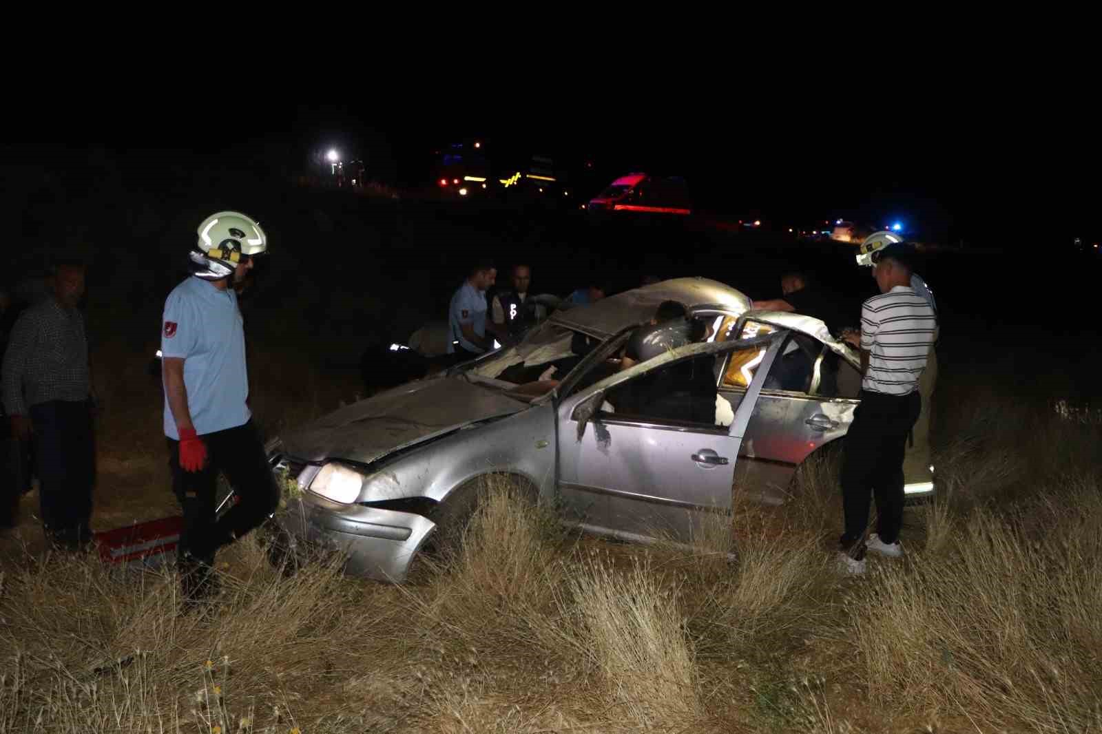 OTOMOBİL TAKLA ATARAK ŞARAMPOLE UÇTU: 3 YARALI