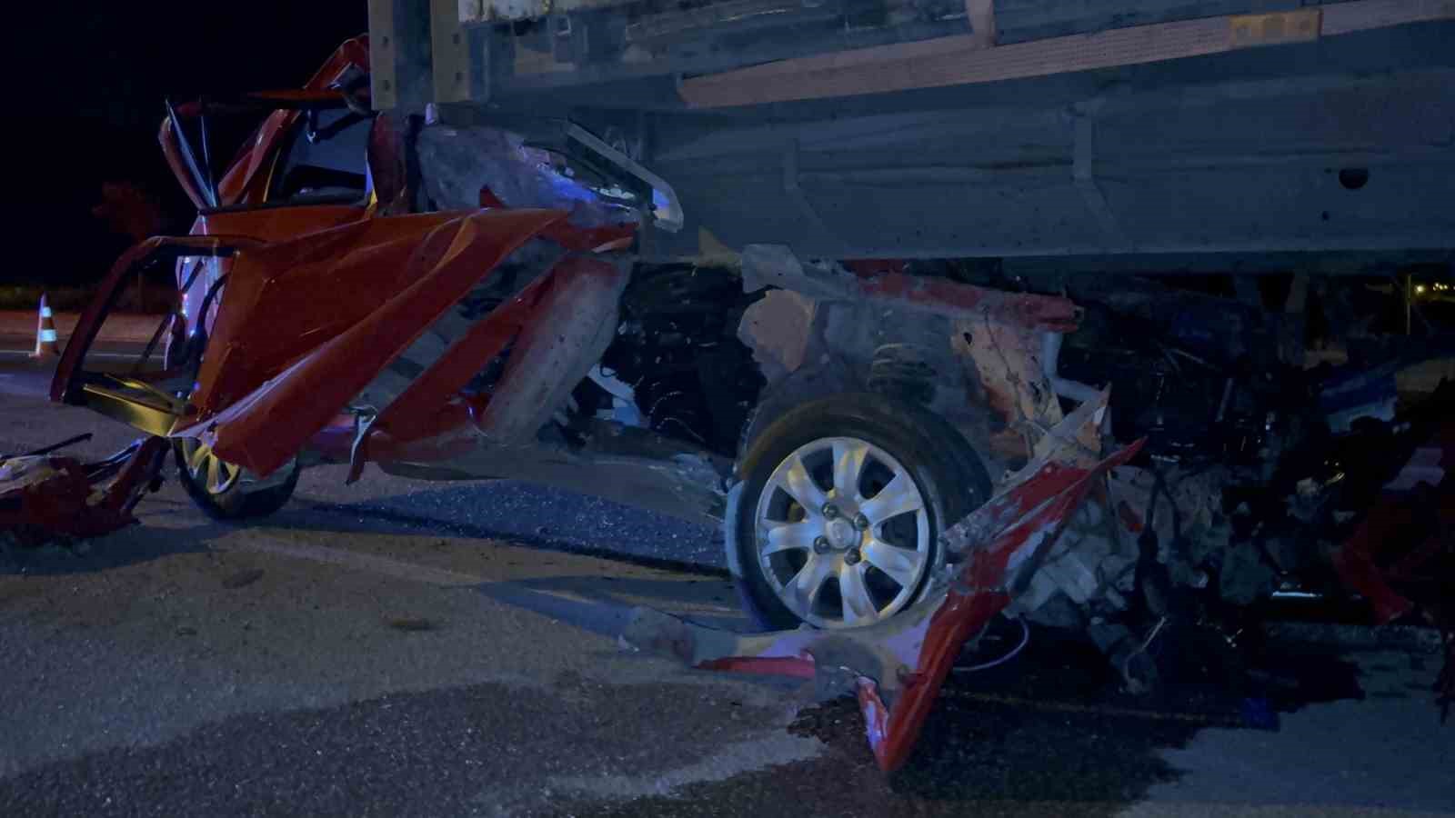 OTOMOBİL TIRIN DORSESİNE OK GİBİ SAPLANDI: 1 AĞIR YARALI