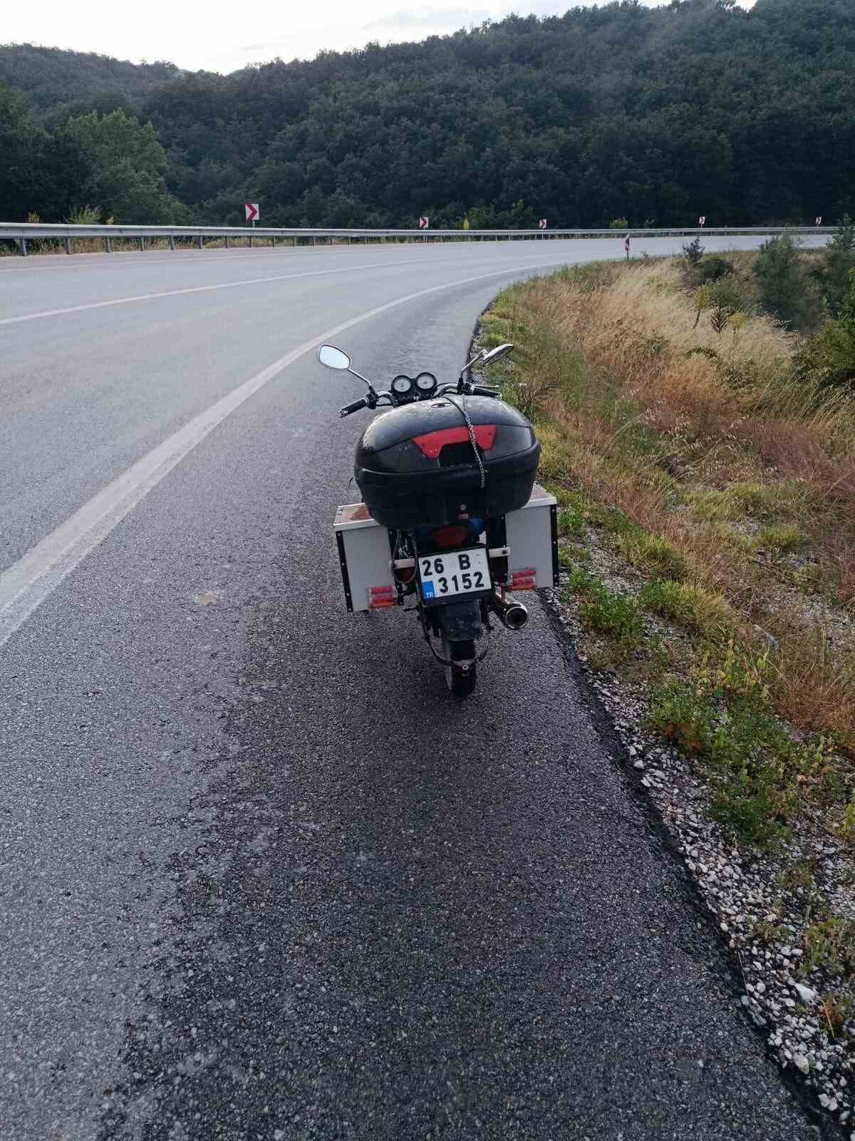 DİREKSİYON HÂKİMİYETİNİ KAYBEDEN MOTOSİKLET SÜRÜCÜSÜ YOLDAN ÇIKTI: 1 YARALI