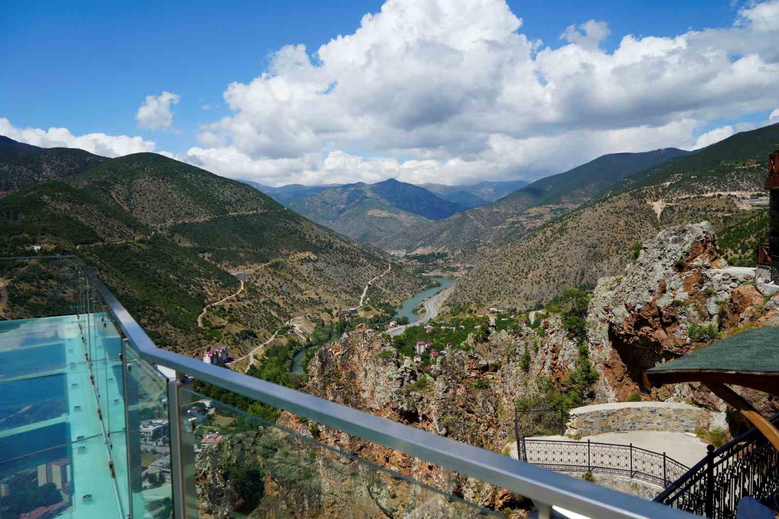 TORUL KALESİ CAM SEYİR TERASI, YAZ SICAKLARINDA ZİYARETÇİLERİN UĞRAK NOKTASI OLDU