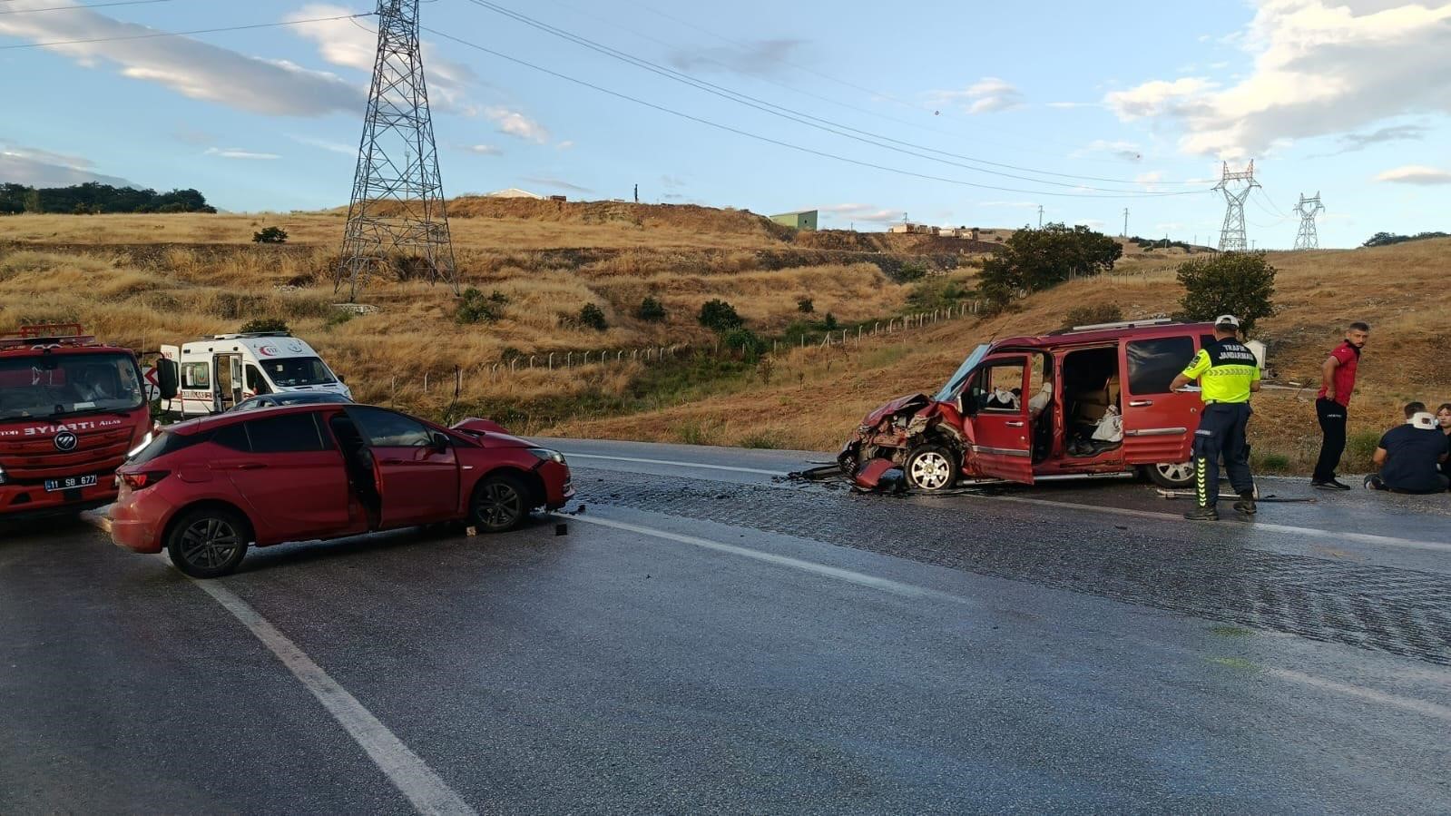 BİLECİK’TE İKİ OTOMOBİL KAFA KAFAYA ÇARPIŞTI: 4 YARALI