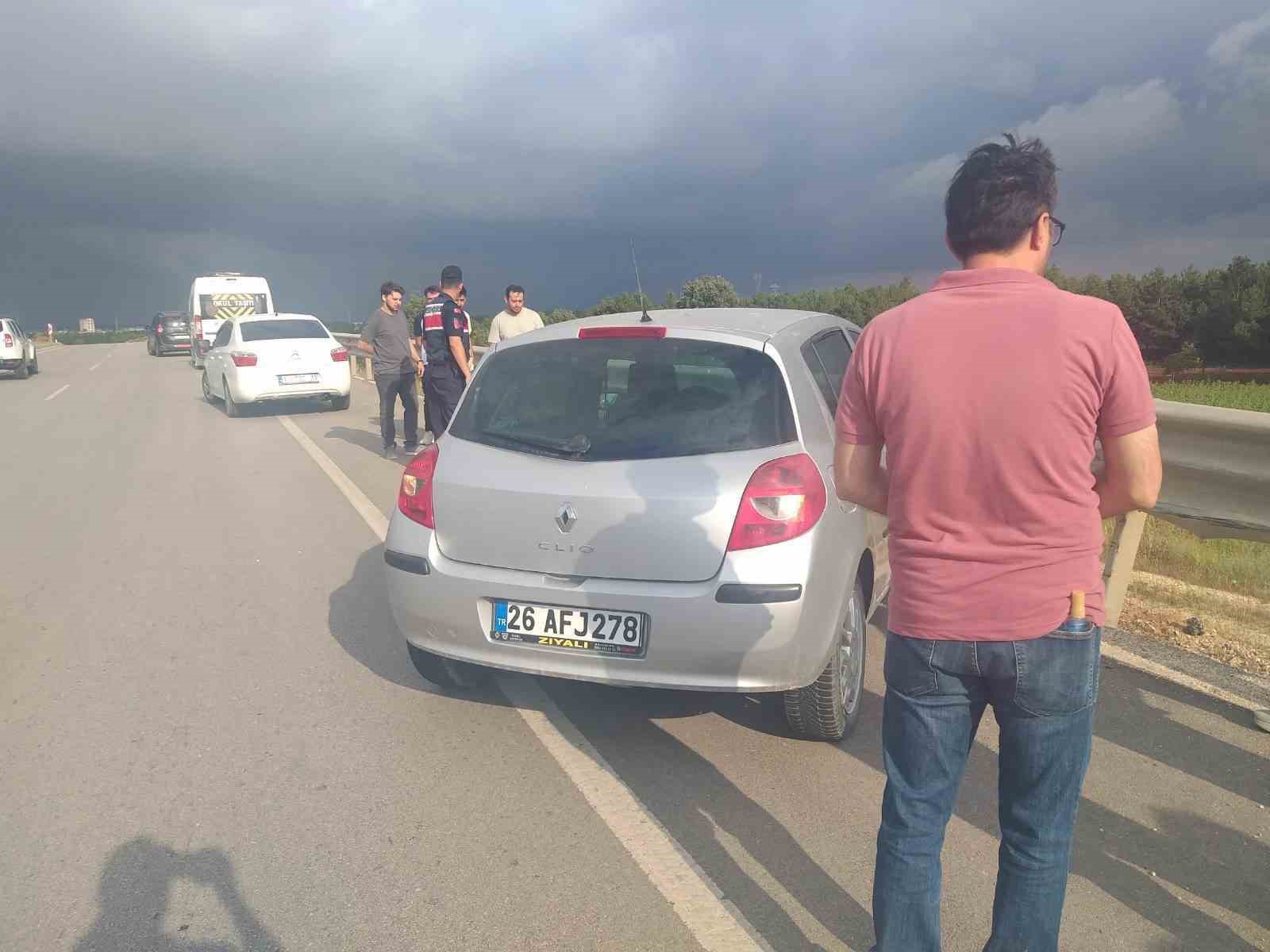 BİLECİK’TE OTOMOBİL BARİYERE ÇARPTI: 1 YARALI