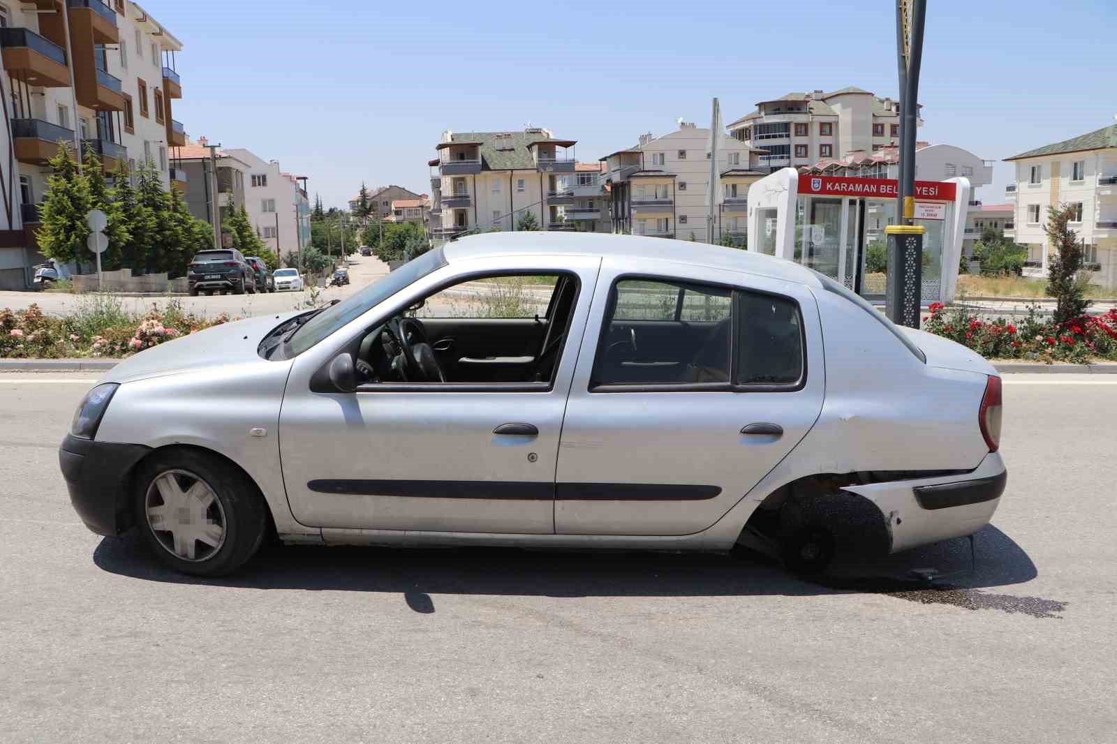 KARAMAN’DA DUBAYA ÇARPAN OTOMOBİLİN TEKERİ İLE EGZOZU KOPTU: KAZA ANI KAMERADA