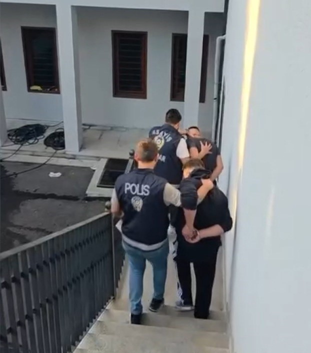 ÜSKÜDAR’DA UYUŞTURUCU OPERASYONU: 1 KİLO 816 GRAM MADDE ELE GEÇİRİLDİ