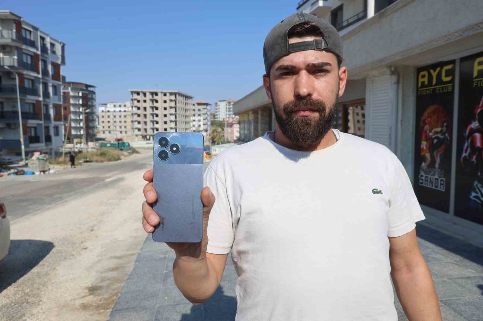 ’HATIRALARI BURADADIR’ DEDİĞİ CEP TELEFONUN SAHİBİNİ GÜNLERDİR ARIYOR