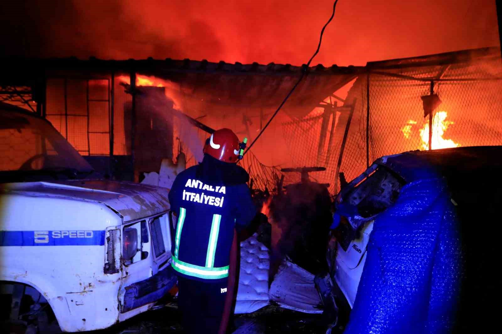 40 YILLIK EMEĞİ GÖZLERİNİN ÖNÜNDE KÜLE DÖNDÜ